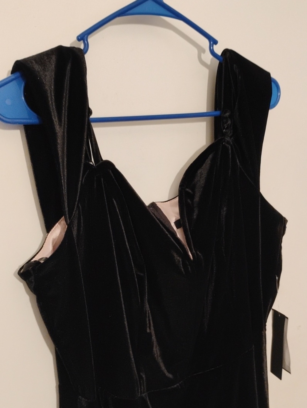 Sleeveless Black Velvet Midi Dress with V-Neckline
